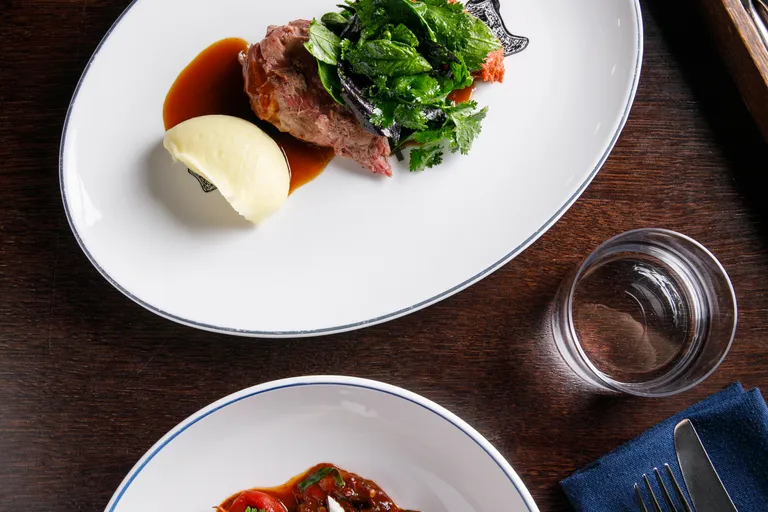 Тартар из оленины с щучьей икрой, гребешки с морковным муссом, лопатка ягненка с ромеско: обновление меню в Tartarbar 